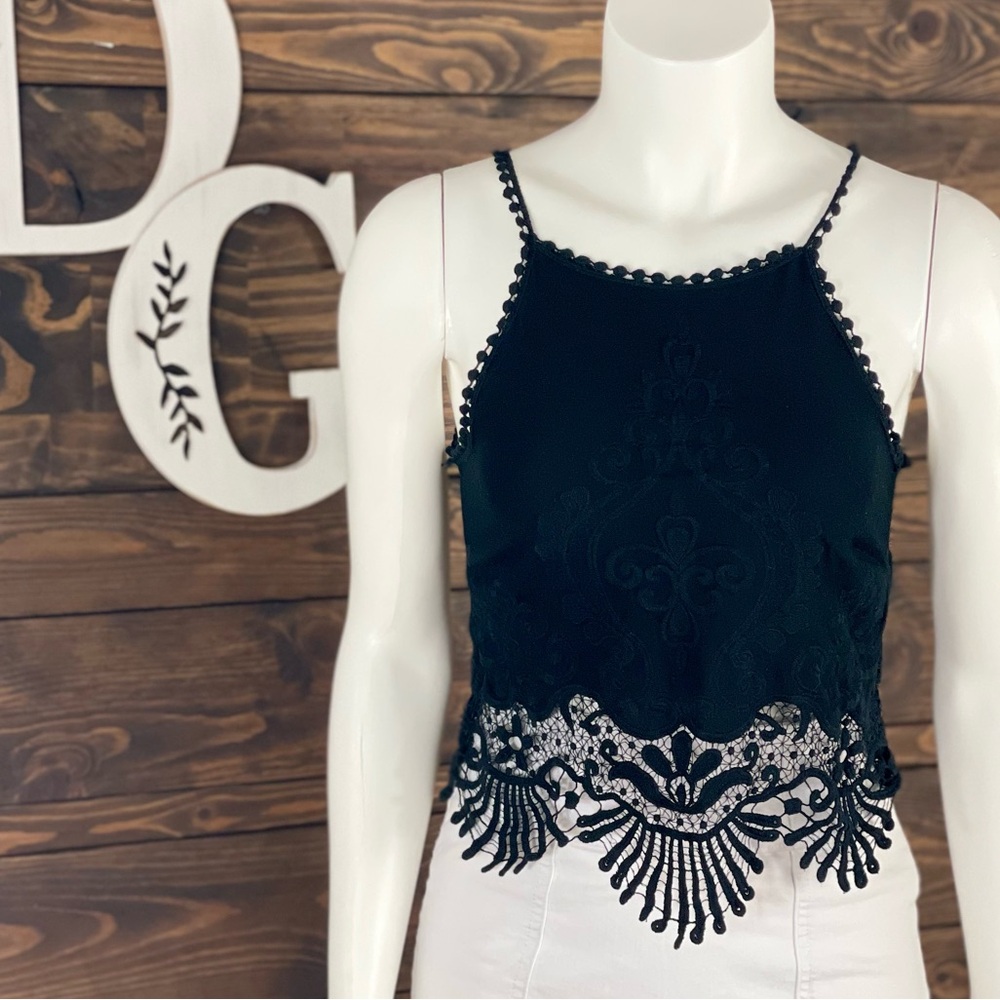 La‎ Hearts | Embroidered Crochet Scalloped Cami Crop Tank Top